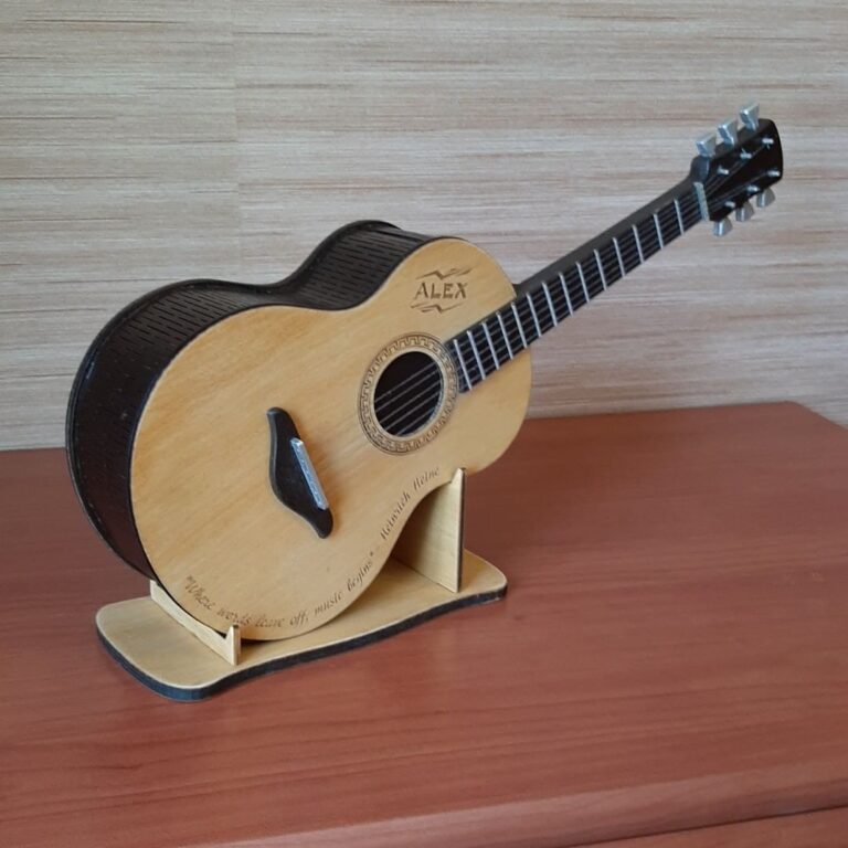 đàn guitar khắc bằng gỗ